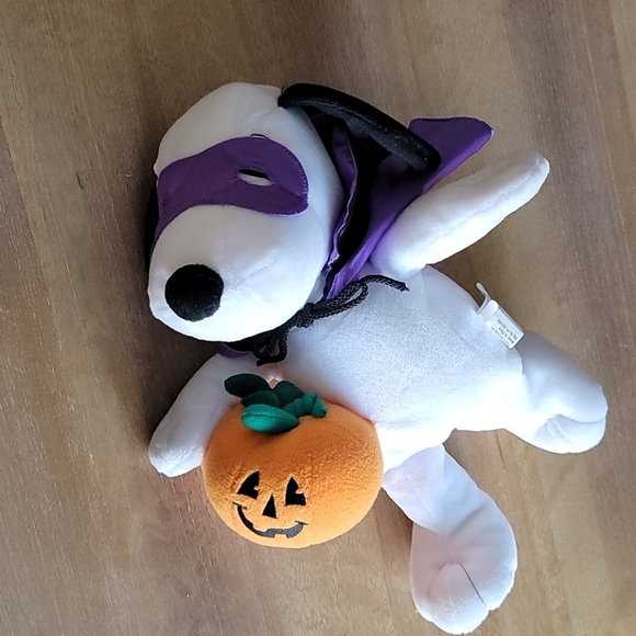 Peanuts 13" Halloween Plush Shaking Snoopy Doll in - Picture 7 of 9